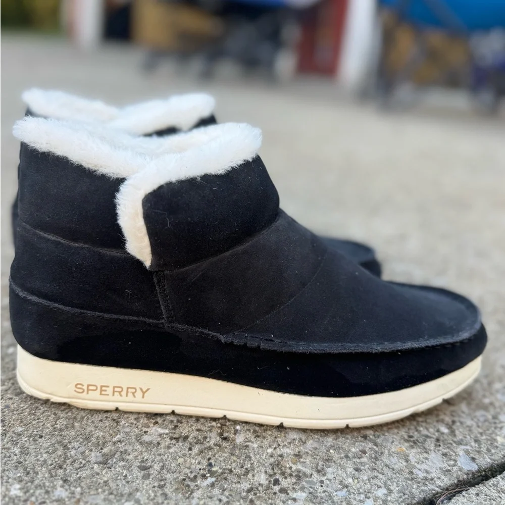 Sperry Black Boots with Cream Fur Lining